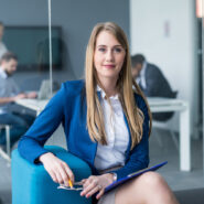 attractive-business-woman-24AG6Y465656 attractive-business-woman-24AG6Y465656